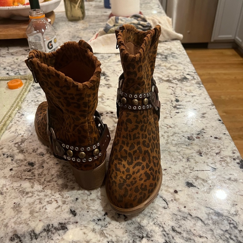 Sundance Whipstitch Boot in leopard.  Sz. 41 - Picture 6 of 9